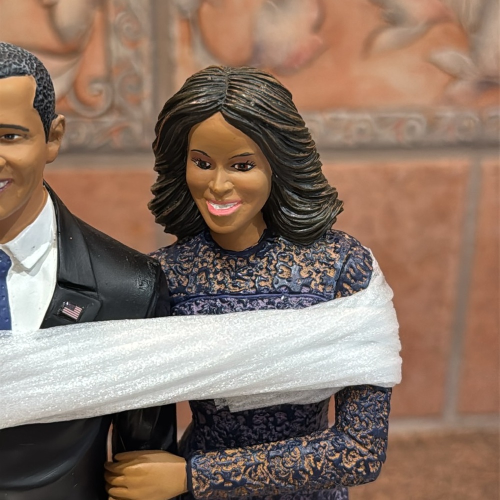 Bradford Exchange Barack & Michelle Obama Farewell Address Figurine Statue - Picture 5 of 9